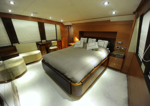 Dubai Yacht Charter – 101ft