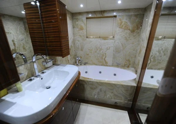 Dubai Yacht Charter – 101ft