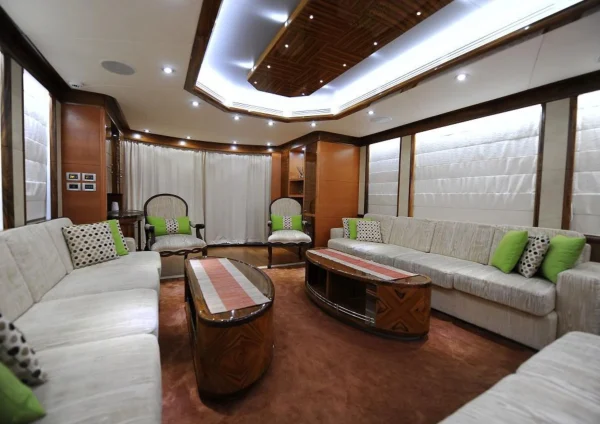 Dubai Yacht Charter – 101ft