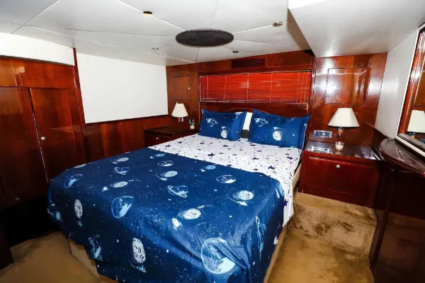 Dubai Private Yacht Tour – 66ft