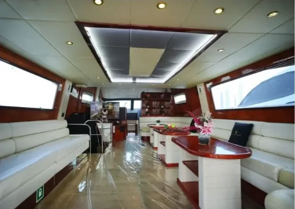 Dubai Luxury Yacht Charter – 75ft