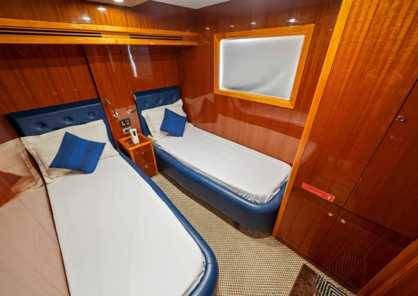 Dubai Yacht Hire – 90ft