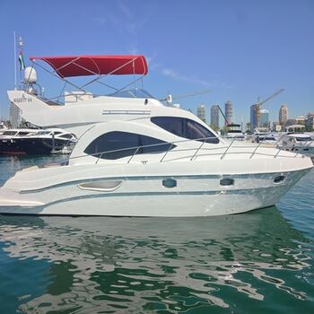 yacht in dubai marina for private boat tour