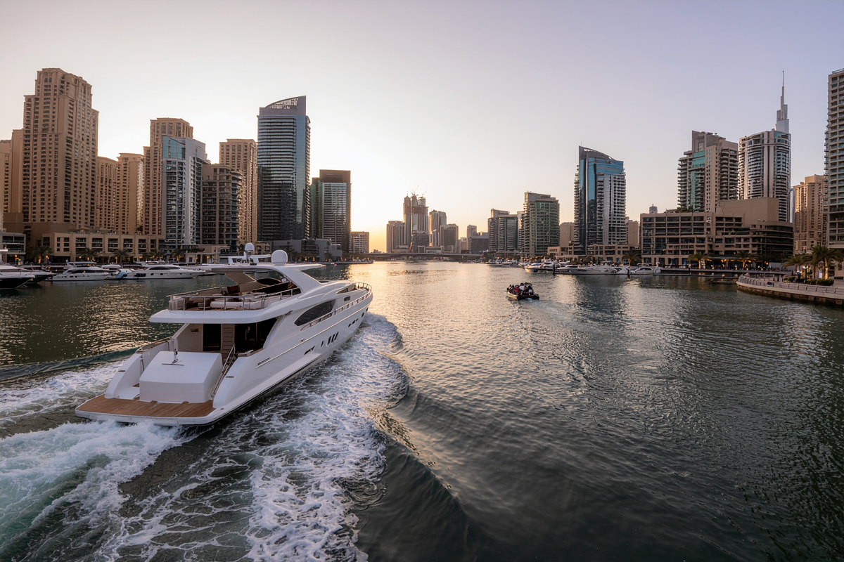 Dubai-Boat-Yacht-Tours-cruising